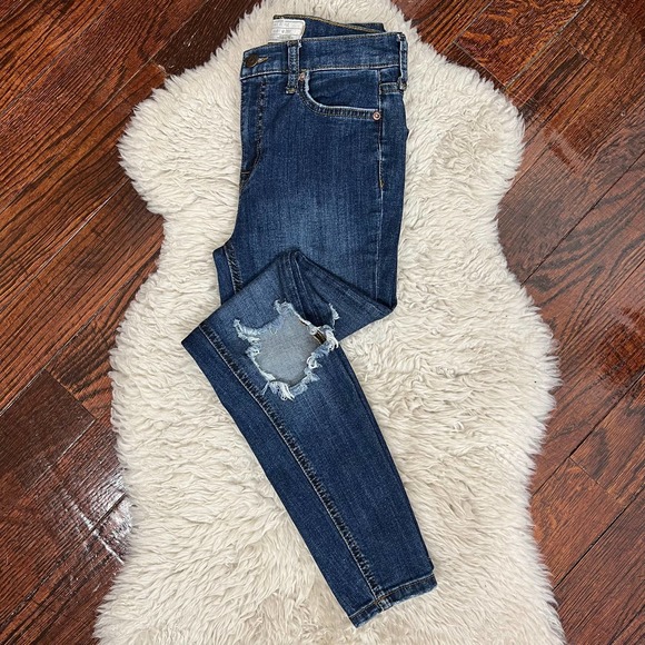 Free People Blown Out Knee Skinny Jeans Size 26S Distressed Dark Wash 26 Short - Picture 1 of 9